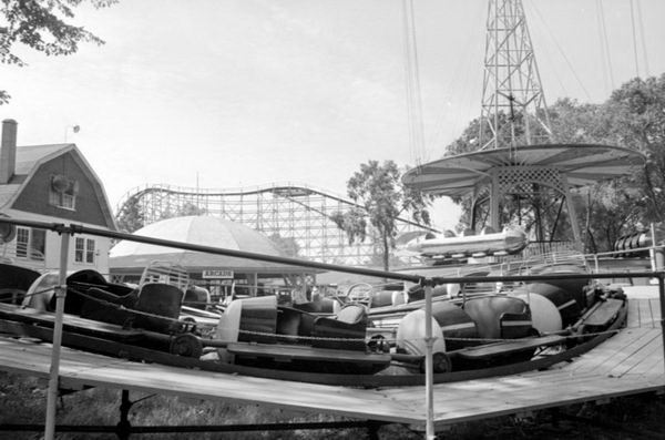 Walled Lake Amusement Park (Walled Lake Park) - More Rides (newer photo)